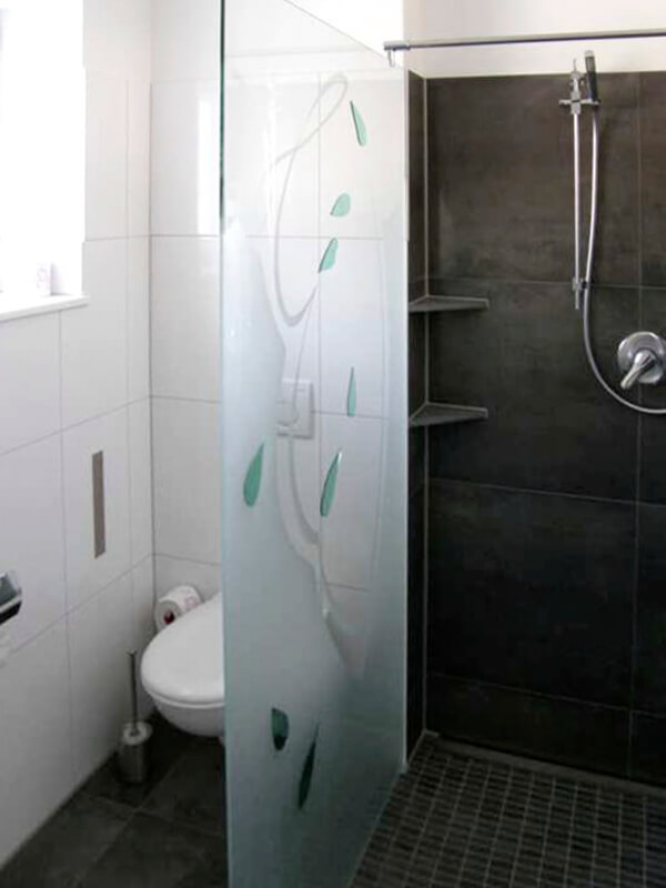 Glasmalerei Sattler, veredelte Walk-Inn-Dusche, Motiv: Katrin Engel-Meyer