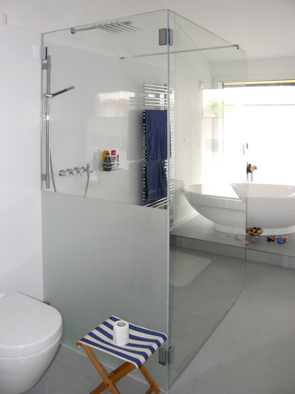 Glasmalerei Sattler, veredelte Walk-Inn-Dusche