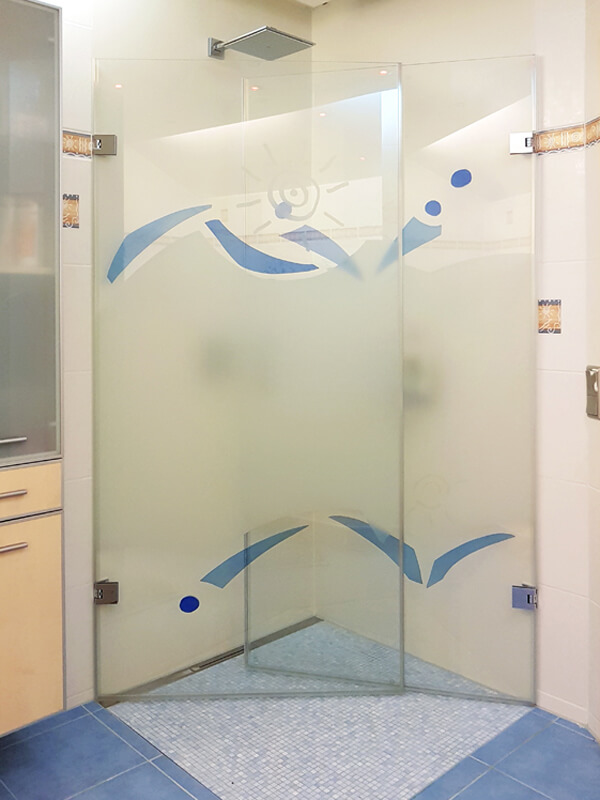 Glasmalerei Sattler, klappbare Ganzglasdusche, mit Sandstrahlung und Fusing veredelt
