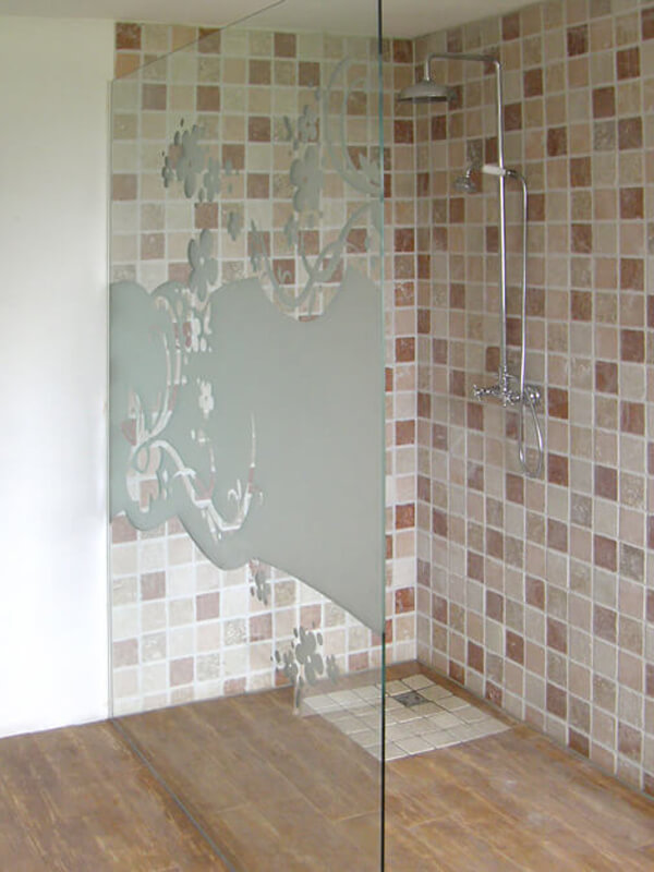 Glasmalerei Sattler, mit Sandstrahlung veredelte Walk-inn-Dusche, Motiv: Katrin Engel-Meyer
