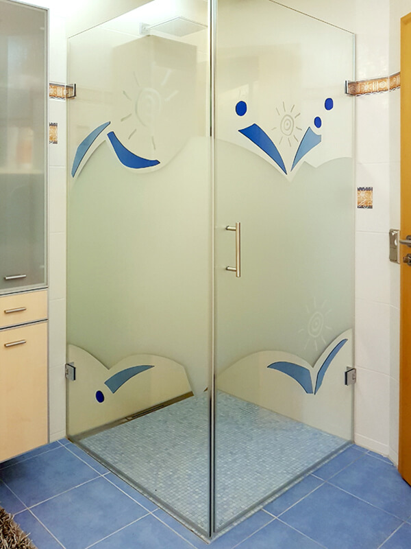 Glasmalerei Sattler, klappbare Ganzglasdusche, mit Sandstrahlung und Fusing veredelt